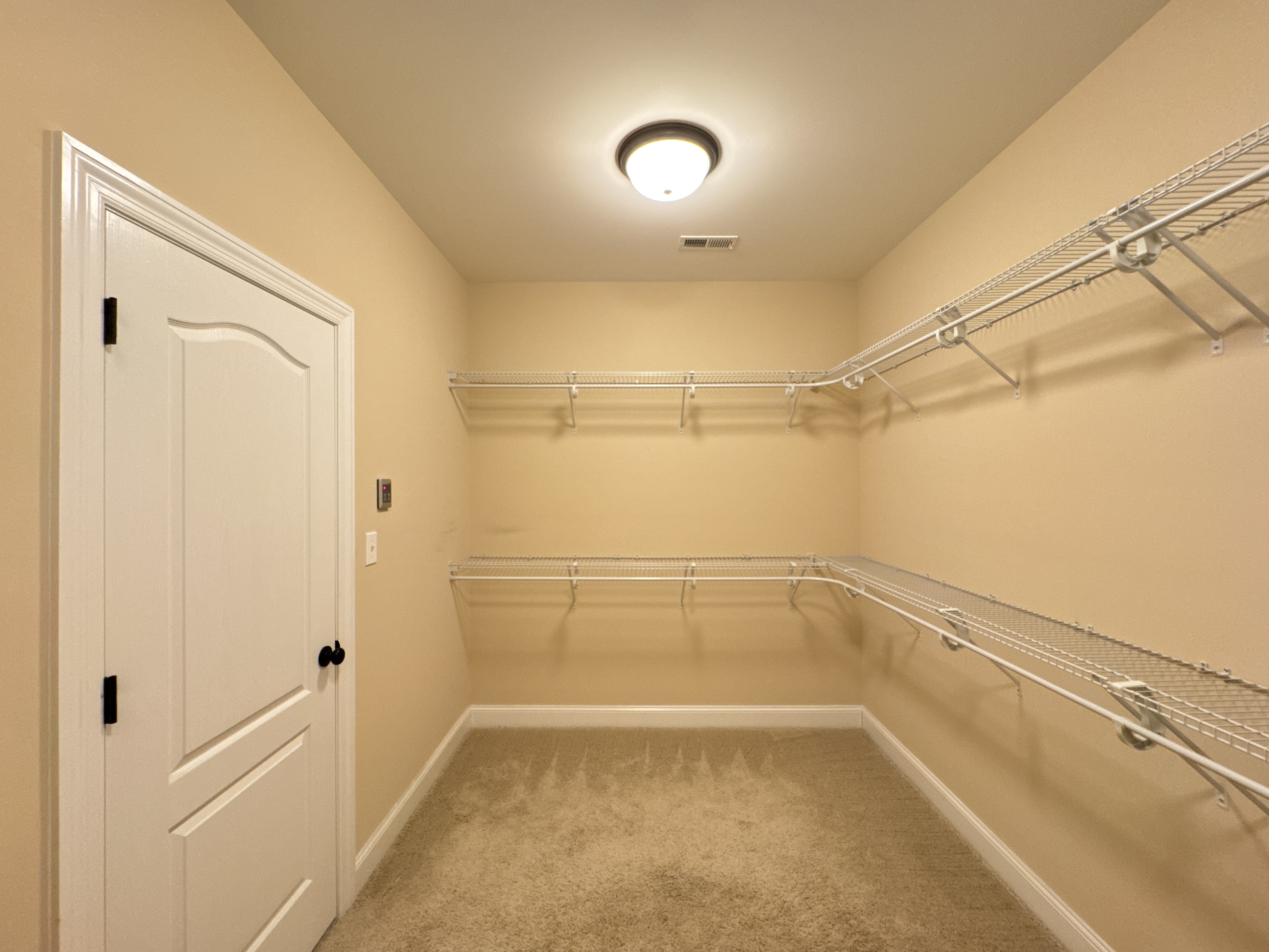 Walk-in closet 2